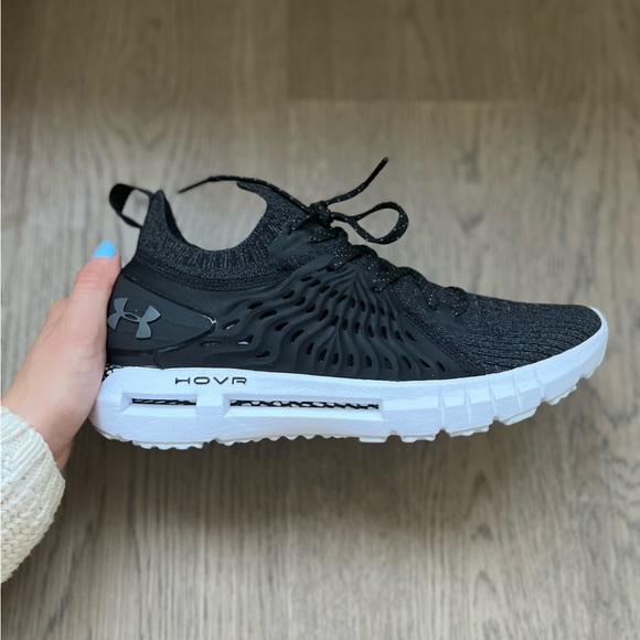 Black and white women’s Under Armour athletic shoes - Picture 5 of 7